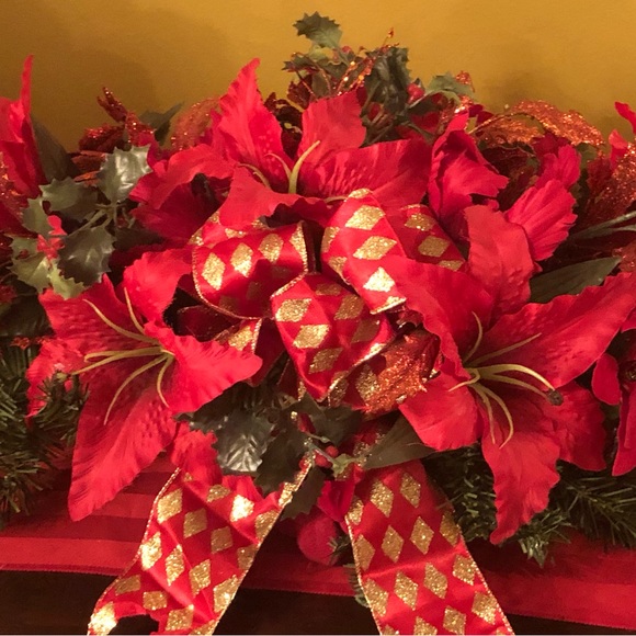 Elegant holiday red table centerpieces - Picture 4 of 7